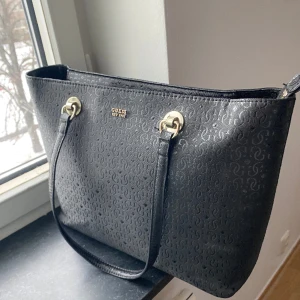 Väska  - En GUESS väska som är A-kvalite. 