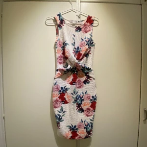 Klänning - Tight långklänning. Sätter sig väldigt snyggt på kroppen.