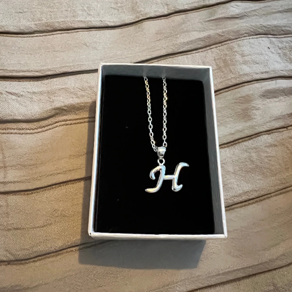 Helt nytt Silver halsband ”H” - 91