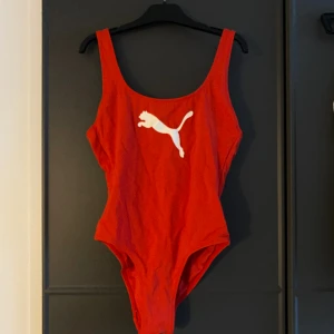 Baddräkt Puma - Röd baddräkt från Puma med djup rygg. Okänd storlek men skulle säga S. Aldrig använd av mig men köpt av annan. 