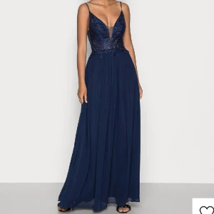 Festklänning mascara - En drömmig klänning, perfekt som bal- eller festklänning🥰Använd en gång och är i utmärkt skick, utan några defekter! Modellen på bilden är 177 cm lång💗 Nypris 2305 kr. Skriv för mer info!! 