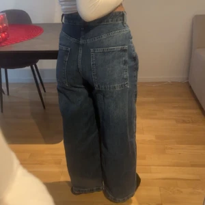Zara jeans  - Fina jeans från zara storleken är 38/S och jag väger 67 kg och är 161 cm lång. Passar mig super bra och skön och ha på sig. De är straight fit och får en liten form där bak. 