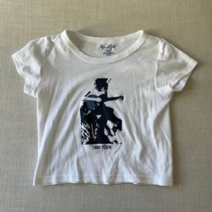Baby tee - ”Graphic baby tee” från Brandy Melville. Storlek XS men stretchig, så passar XS-M💘 (jag brukar själv ha S i överdel, nu ser hur dennpssar mig på bilderna). Bara att skriva vird frågor🤗