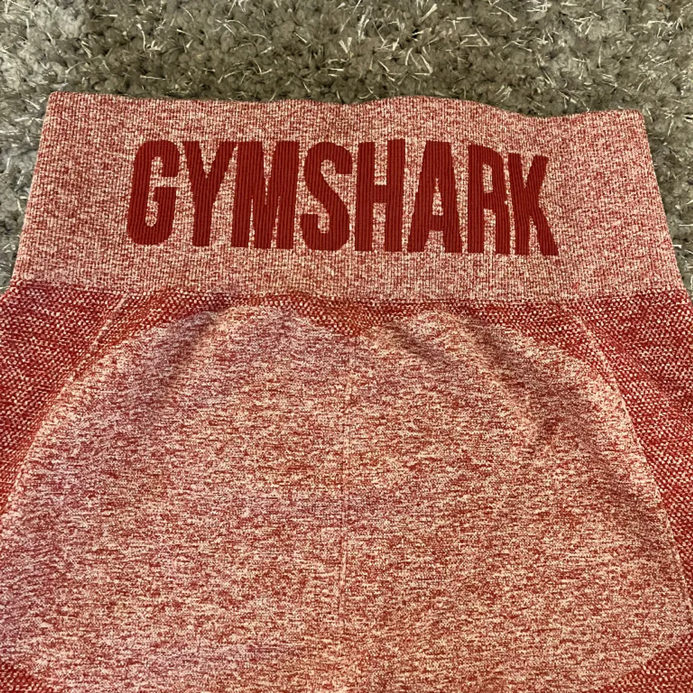 Säljer mina gymshark tights, dom är mer rosa i verkligheten. Storlek S.. Jeans & Byxor.