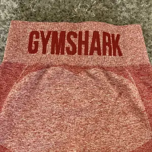 Säljer mina gymshark tights, dom är mer rosa i verkligheten. Storlek S.