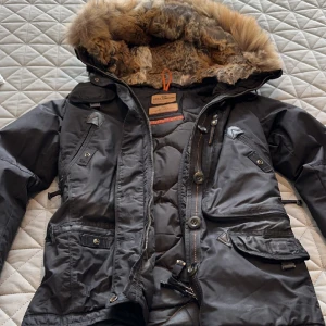 Parajumer vinterjacka - Säljer min fina vinterjacka som är väldigt varm och skön. Inga skador och fint skick. Djur och rökfri.