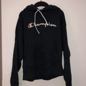 Hoodie - -Champion hoodie i mörkblå färg. -Använd fåtal gånger.