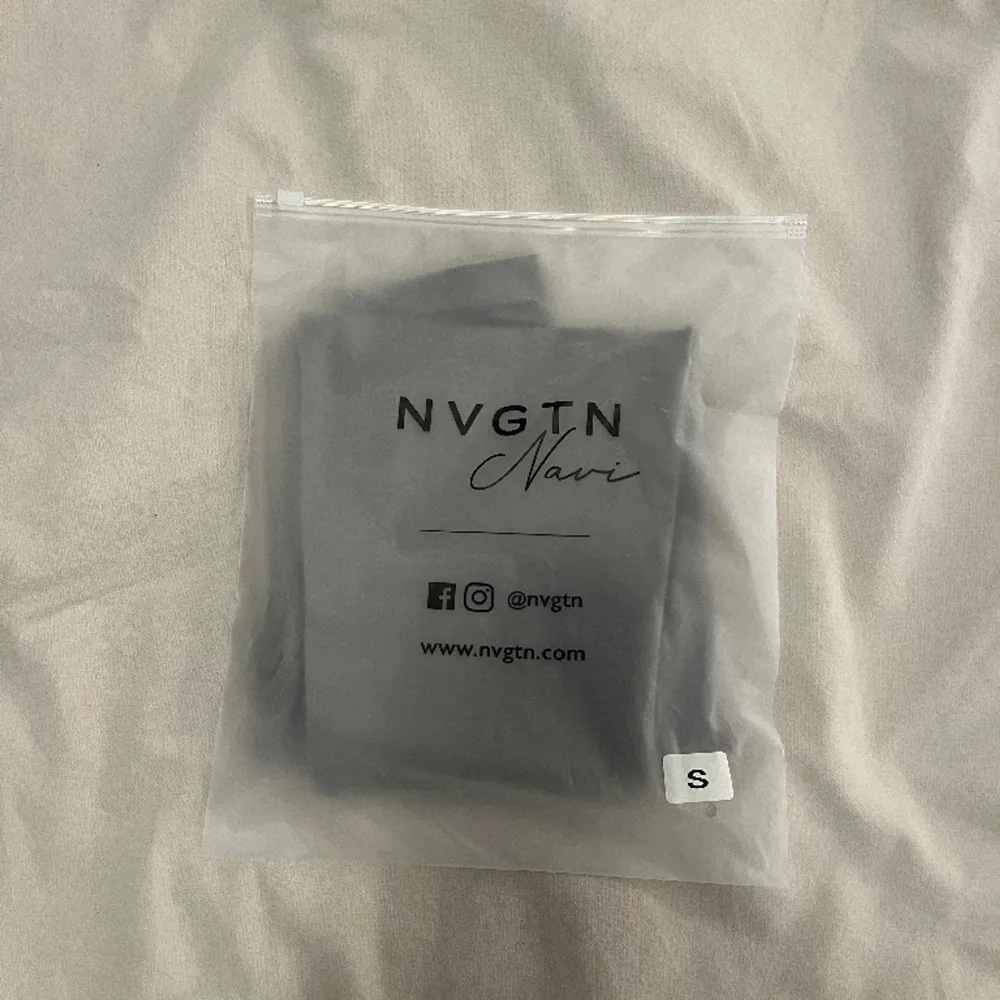 Säljer mina grå NVGTN leggings pga för små. Endast använda en gång. Superfina och mjuka🥰. Pris kan diskuteras . Jeans & Byxor.