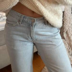 Blåa lågmidjade jeans, superfina Skriv för fler bilder!!!💗  Nypris: 600kr