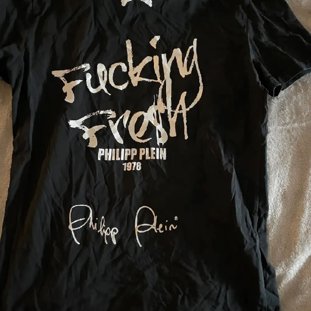 Phillip Plein T-shirt. Storlek: s, knappt använd då den är för små för mig.. T-shirts.