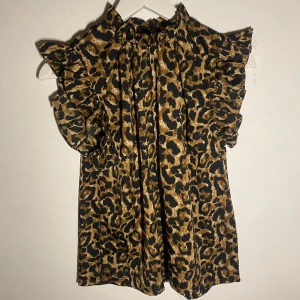 Blus - Jättesöt blus med leopardmönster från sofie schnoor.