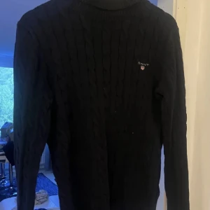 Gant tröja - Säljer en kabelstickad polotröja från GANT i befintligt skick. Storlek S, pris kan diskuteras.