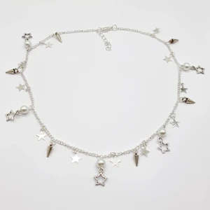 Handgjort halsband  - Handgjort halsband och exklusiv design🖤 Material- pärlor och zinklegeringar.  Längd: 42cm + 3cm, priset-130kr