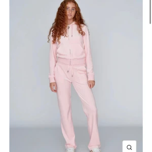 Juicyset almond blossom - jag säljer nu mitt fina rosa juicy, eftersom att jag inte längre använder de! byxorna har en liten fläck som knappt syns annars är setet i bra skick. kom privat för bilder<3