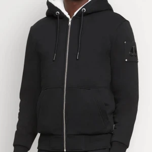 Moose Knuckles Classic Bunny  - Jag beställde denna kofta och fick den i fel storlek då den är för stor för mig. Det är en kofta som funkar som jacka, storlek M men passar även L. Aldrig använd, helt ny, har fler bilder på den meddela mig för fler bilder! 