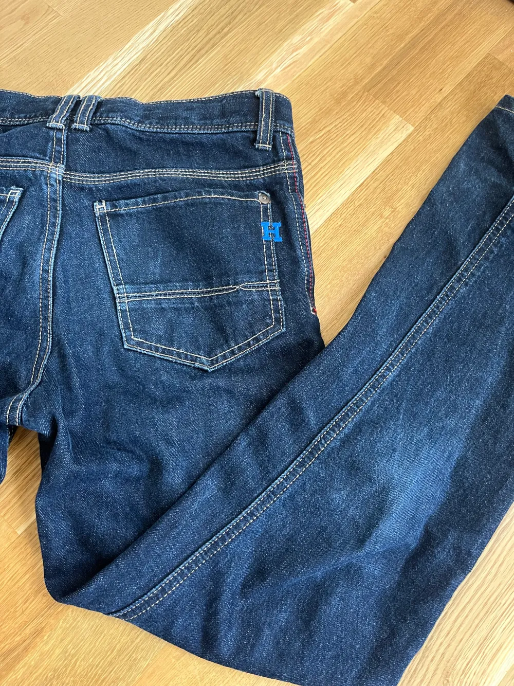 Säljer mina trendiga Tommy Hilfiger jeans i jättefint skick😍❤️ Modellen är straight, midjehöjden är normal. Midjan är 74 cm, innerben 72cm. 💙🦋 Knappt använda.   Skriv till mig vid frågor och funderingar, fraktar supersnabbt. Djur och rökfritt💙👍🤍. Jeans & Byxor.