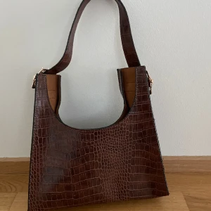 Snygg väska  - Väska från boohoo som tyvärr inte kommer till användning, använd 1 gång så i ny skick. Skriv om ni har frågor om mått så fixar ja det