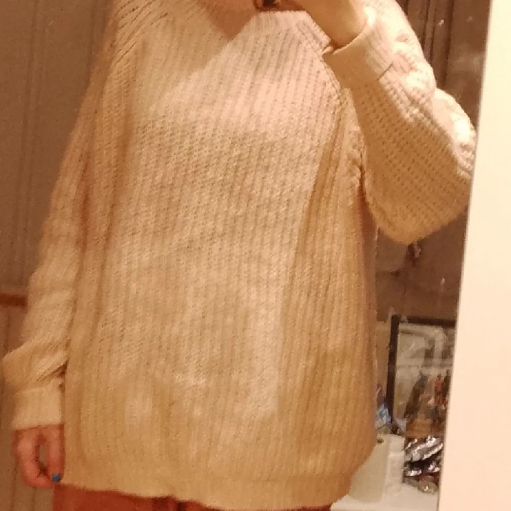 En superfin oversized tjocktröja som är perfekt nu  i vinter 🥰. Stickat.