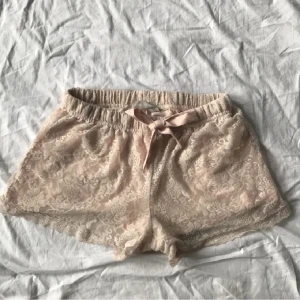 Gulliga pyjamas shorts  - Hej säljer dessa jätte söta pyjamas shorts då de är dör små för mig🤍