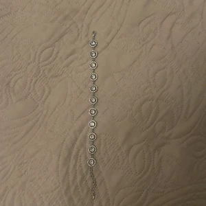 Lily & Rosé armband Miranda  - Säljer mitt fina armband från Lily and Rose. Crystal stenar och silver färg på armbandet. Nypris 999 kr, säljer för 699 då den endast använts en gång. 