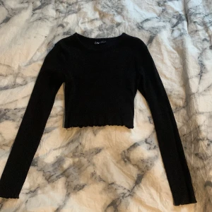 Svart kort magtröja  - Jätte fin svart tröja,aldrig använt den för att jag tycker inte den passar så bra på mig så a,men ganska långa armar,kort vid magen,varm, stick inte inte sönder någonstans💋
