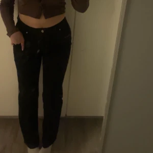 Svarta jeans  - Svarta raka jeans storlek 30/32 vilket motsvarar s/m tror jag men passar mig som brukar ha 38. Raka i benen