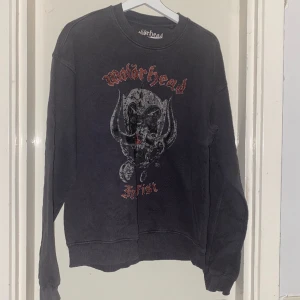 Sweatshirt unisex stl M - Tröjan är från Carlings och köptes i januari iår. Tröjan är owersize och den ska se lite stentvättad ut. Säljer tröjan då den inte kommer till användning då jag har andra favoriter.  Nypris 699kr