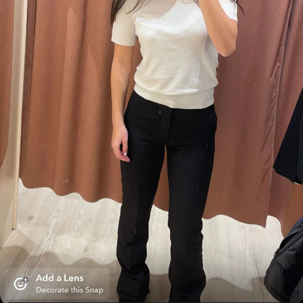 Säljer dessa fina kostymbyxor från bikbok i modellen Vilma! Sitter superfint och är bootcut, är medelmidjat skulle jag säga. Lite defekter vid hälen då dom är för långa för mig men inget som märks jättetydligt🤍. Farkut & Housut.