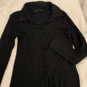 Zara kofta - En kofta i M, enkel oxh matchar med alla outfits🤷🏻‍♀️🥰