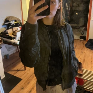 Grön jacka - Grön jacka. Köparen står för eventuell frakt. 🌸