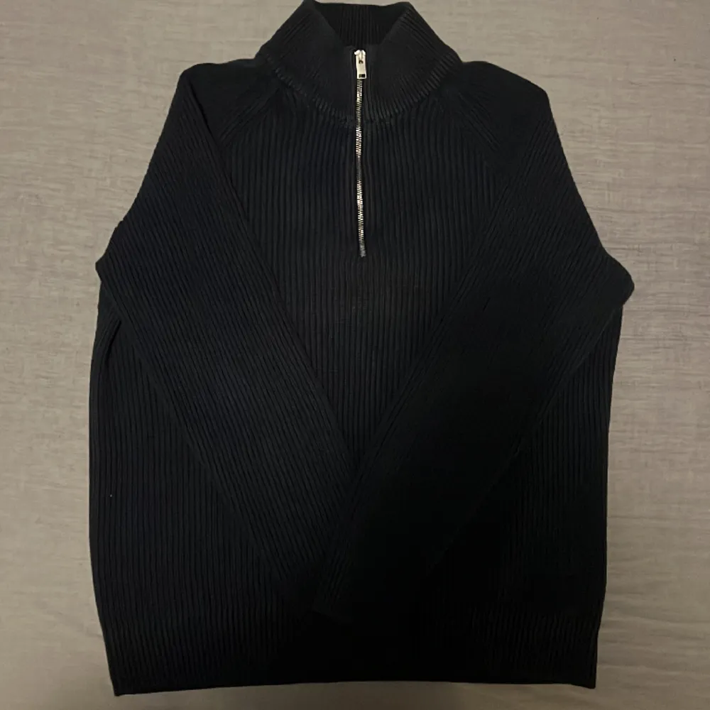 En mycket fin Half zip tröja från Selected homme. Tröjan är i färgen navy blå. Storlek L men passar också M. Säljer då jag inte använder den. Mycket fint skick. Varm och mysig.  . Tröjor & Koftor.