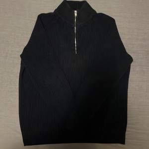 En mycket fin Half zip tröja från Selected homme. Tröjan är i färgen navy blå. Storlek L men passar också M. Säljer då jag inte använder den. Mycket fint skick. Varm och mysig.  