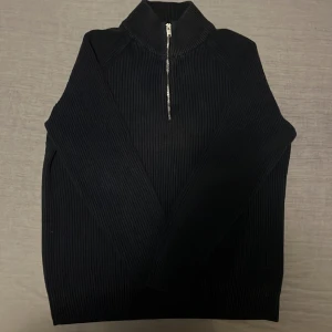 Half zip tröja - En mycket fin Half zip tröja från Selected homme. Tröjan är i färgen navy blå. Storlek L men passar också M. Säljer då jag inte använder den. Mycket fint skick. Varm och mysig.  