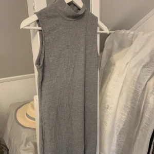 Grå klänning med polohals - Bodycon klänning med polo och kortärm. Supersnygg på. 