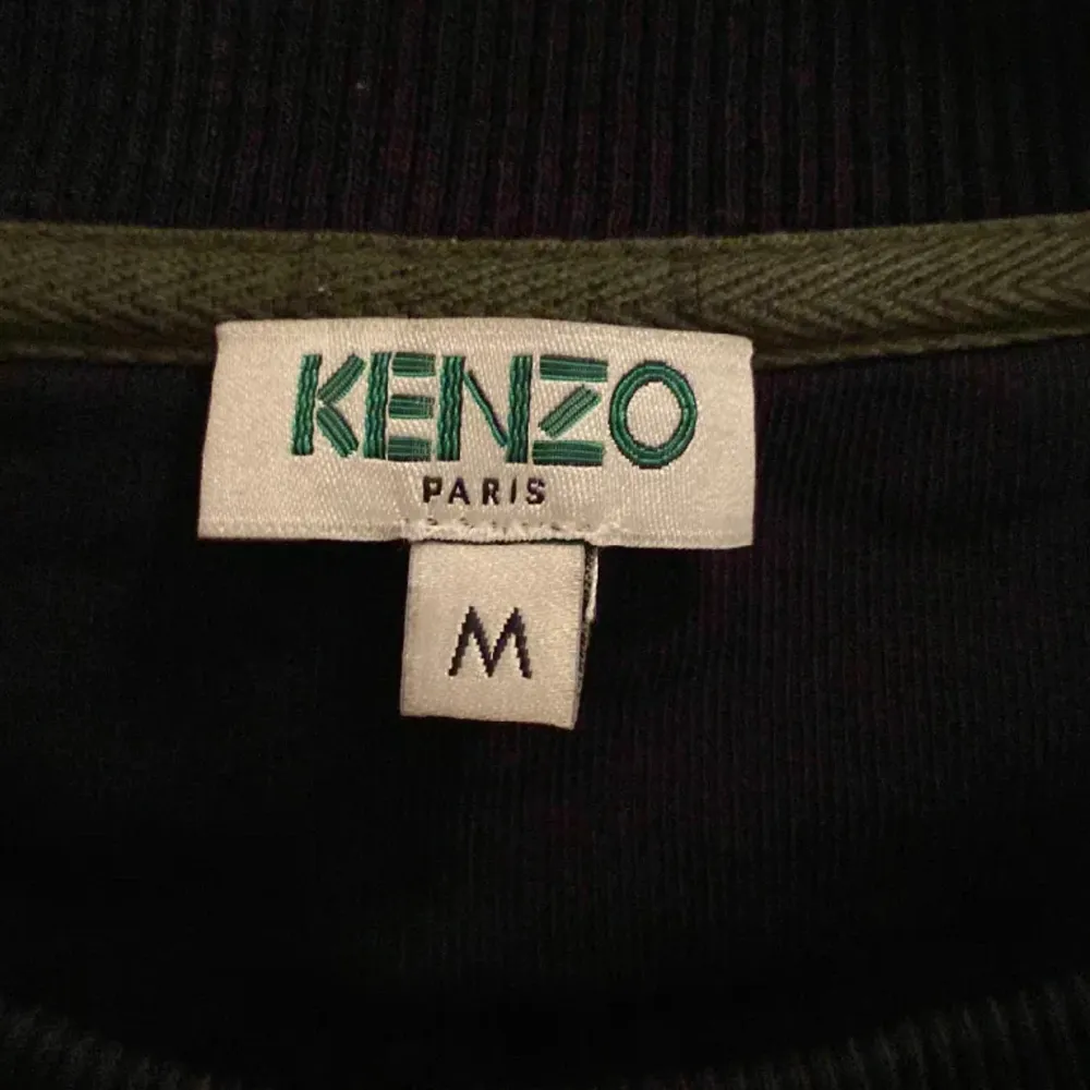 Säljer min kenzo tröja i storlek M.  Skulle personligen säga att den passar folk med storlek S/XS.  Säljer för 350 kr.  Kostar normalt ca 2000kr. Endast använd 2/3 gånger.. Tröjor & Koftor.