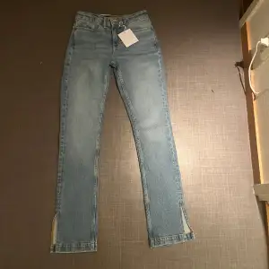 Säljer ett par skitsnygga jeans från bikbok i storlek 24/32 det är mid waist och har en slits. Det är endast testade och säljer för det tyvärr inte passar.