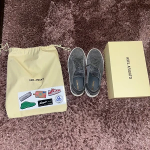 Axel arigato skor 360 - Säljer mina knappt använda arigatos som jag har tröttnat på. Har använt extra sula dom gånger jag har använt dom som dom är typ oanvända. Köpta i september 2023. Storlek 41 Bra skick  Påse och klistermärken ingår
