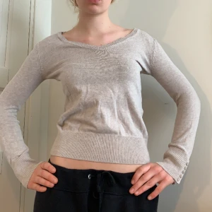 Långärmad tröja  - Tight långärmad tröja med v-ringning!