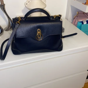 Mulberry väska - Säljer en jätte fin mulberry väska. Den är köpt i butik på Nk. Dust bag kommer med. Den har en jätte fin mörkblå färg. Säljer väskan på grund utav att den inte kommer till så stor användning längre. Skriv till mig om du är intresserad eller har frågor🫶🏽