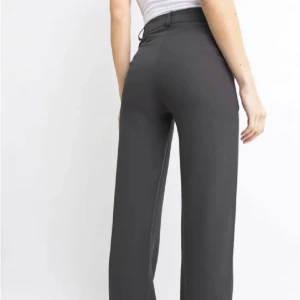 Grå kostymbyxor Madlady  - Grå kostymbyxor från Madlady. Nötta på ena benet, som ni ser på bilden, därav det billiga priset. Annars jätte fina💕