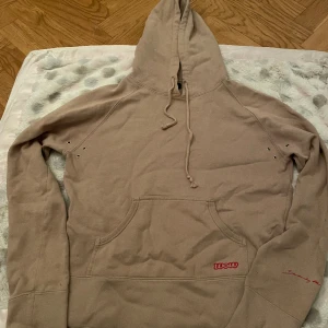 Hoodie  - En beige hoodie med röda detaljer som är i bra skick. Står XL men skulle säga att det passar S/M 💕