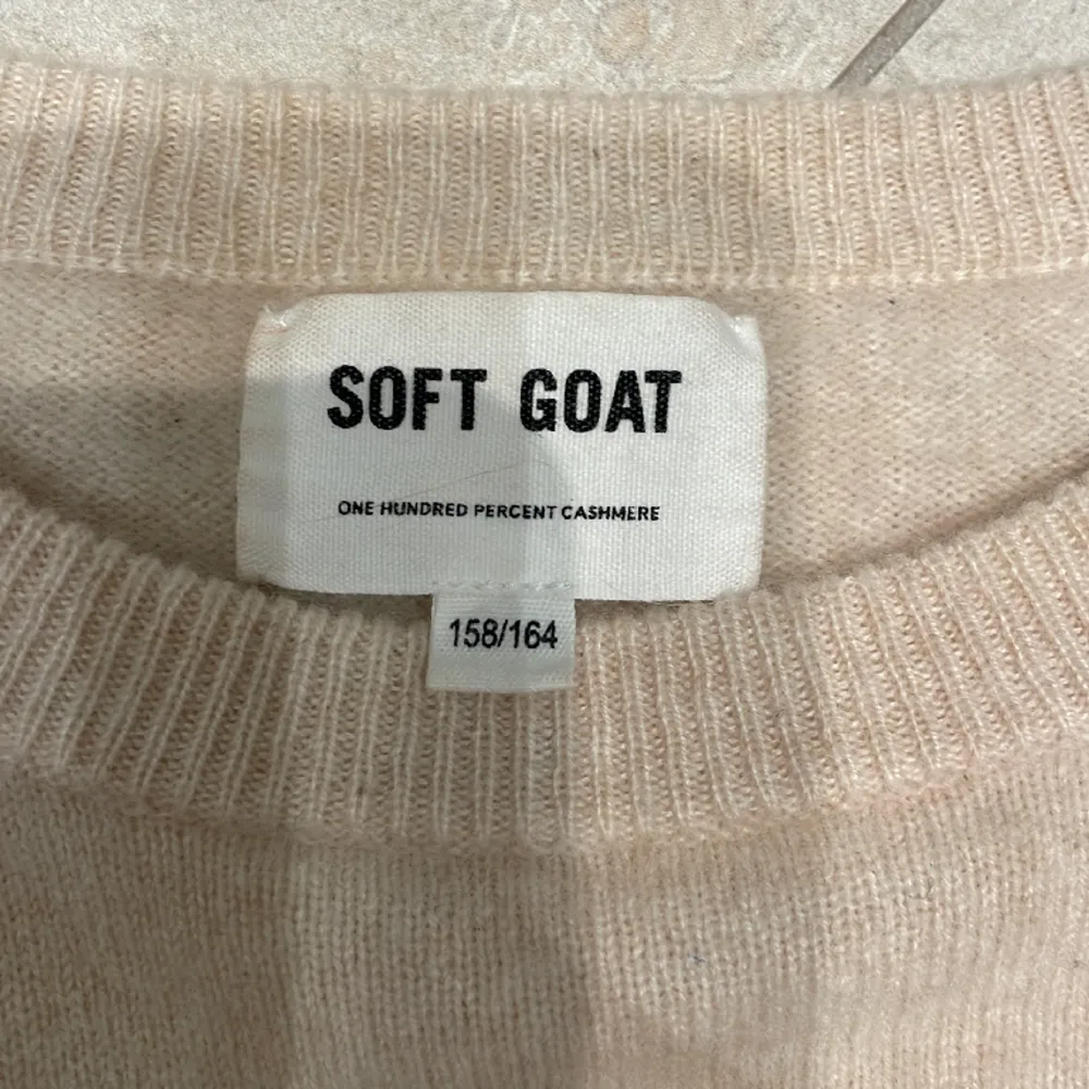 Säljer min soft goat tröja i färgen beige ska ta bort det noppriga inte så använd och är i bra skick . Stickat.