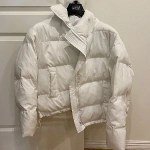 Vinterjacka - Jätte fräsch Hek vit vinterjacka/pufferjacka i unisex  perfekt för vintern nu i storlek S/M Säljs för 500 men pris kan diskuteras 
