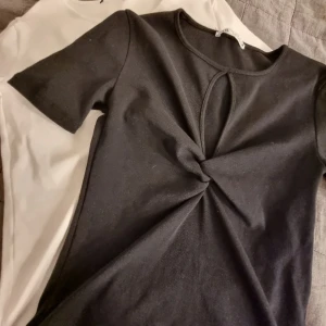 Zara tshirts - Jätte fina tshirts från zara! Materialet är super skönt och precis som nytt då dom aldrig kommit till andvändning❤ köp en för 150kr eller båda för 250!