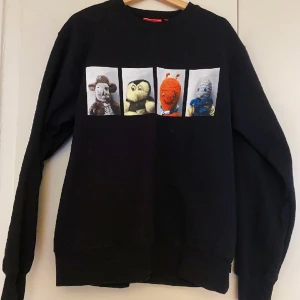 Supreme x Mike Kelley crewneck - AhhYouth! Crewneck från Supreme x Mike Kelley. Superfint skick då den knappt är använd, säljer då den inte passar mig. Stl L!