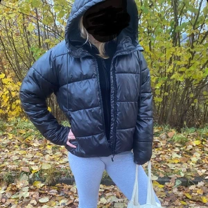 Vinter jacka❄️⛷️ - Säljer denna skit snygga vinter jackan från hm❄️håller värmen bra och är i topp sick⛷️