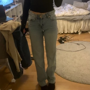 Jeans - Jeans från Pull&Bear fina mid waist ljusblå jeans som använts fåtal ggr, säljer pga inte använder. Ordinarie pris va 400
