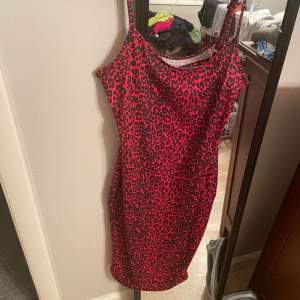 En röd klänning i ett mönster 