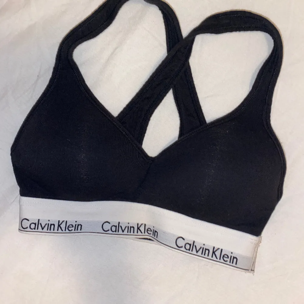 Säljer denna Calvin Klein BHn. Köpte förra året och var tyvärr för liten. Den är i storlek S men skulle nog säga att den är mer XS då den är liten i storleken. Endast testad. OBS: köparen står för frakten. (Annonsen finns ute på fler sidor.). Övrigt.