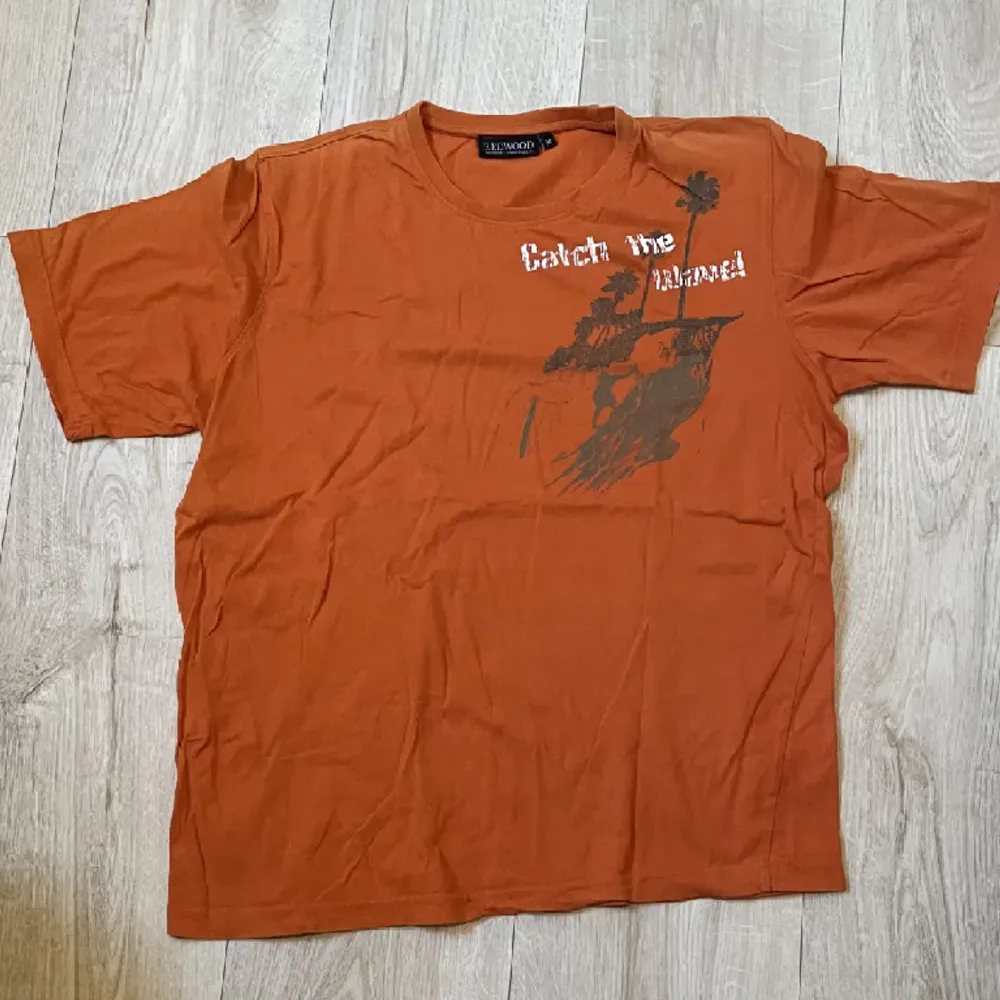orange t-shirt från märket redwood, storlek M. T-shirts.